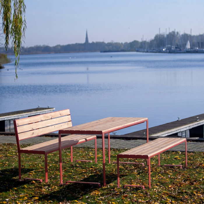Gewerbefabrik Tisch Arnshausen Holz Outdoor Stadtmobiliar Rot RAL 3001 Sitzgruppe