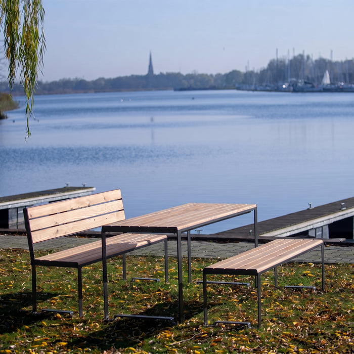 Gewerbefabrik Tisch Arnshausen Holz Outdoor Stadtmobiliar Schwarz RAL 9017 Sitzgruppe