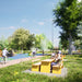 Gewerbefabrik Tisch Erlenmoos Holz Outdoor Stadtmobiliar Gelb RAL 1028 Szene