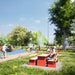 Gewerbefabrik Tisch Erlenmoos Holz Outdoor Stadtmobiliar Rot RAL 3001 Szene