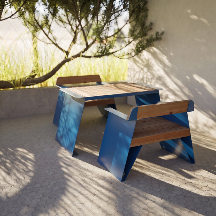 Gewerbefabrik Tisch Erlstedt Holz Outdoor Stadtmobiliar Blau RAL 5005 Szene