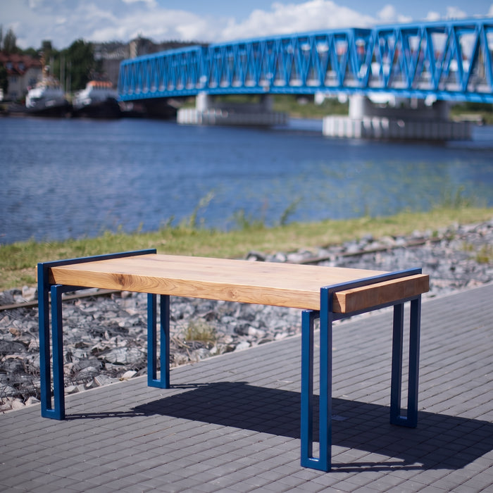 Gewerbefabrik Tisch Herrstein Holz Outdoor Stadtmobiliar Blau RAL 5005 Szene