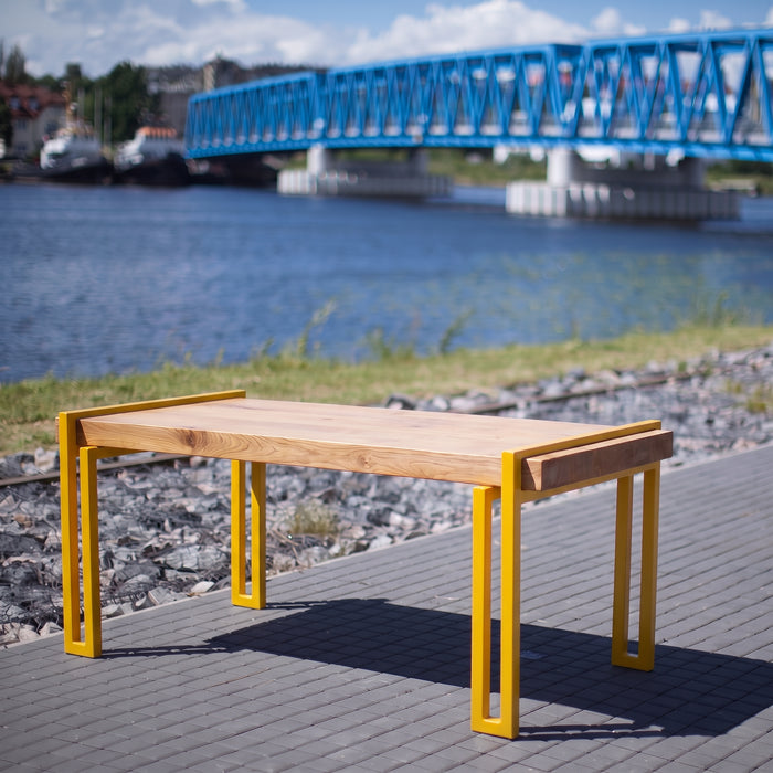 Gewerbefabrik Tisch Herrstein Holz Outdoor Stadtmobiliar Gelb RAL 1028 Szene