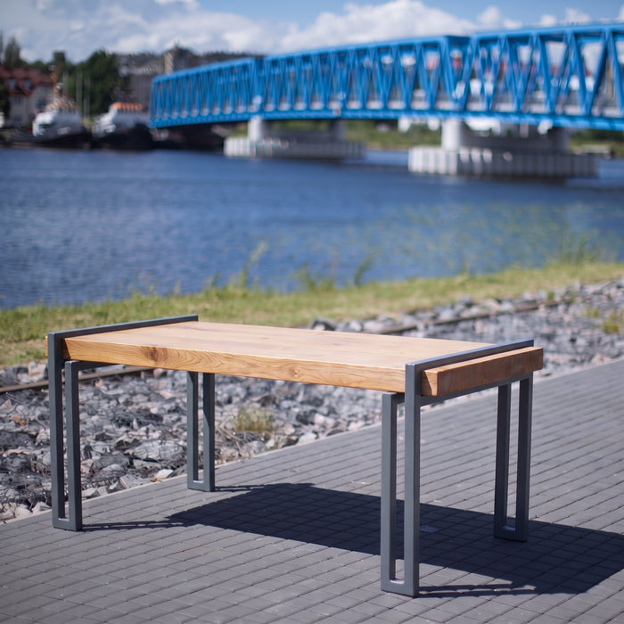 Gewerbefabrik Tisch Herrstein Holz Outdoor Stadtmobiliar Grau RAL 7011 Szene