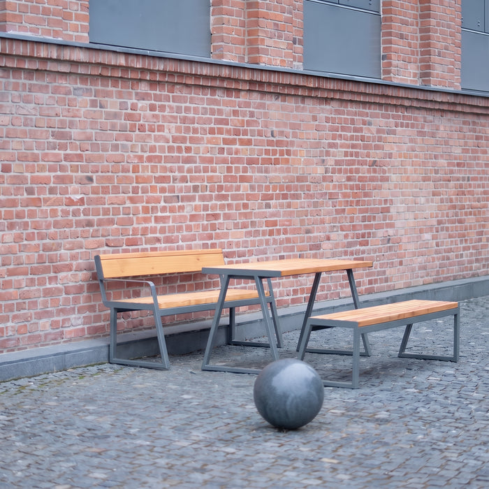 Gewerbefabrik Tisch Kirsbach Holz Outdoor Stadtmobiliar Grau RAL 7011 Hof