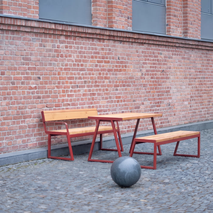 Gewerbefabrik Tisch Kirsbach Holz Outdoor Stadtmobiliar Rot RAL 3001 Hof