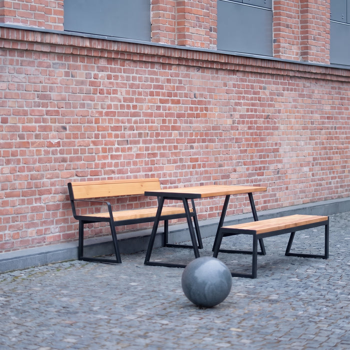 Gewerbefabrik Tisch Kirsbach Holz Outdoor Stadtmobiliar Schwarz RAL 9017 Hof