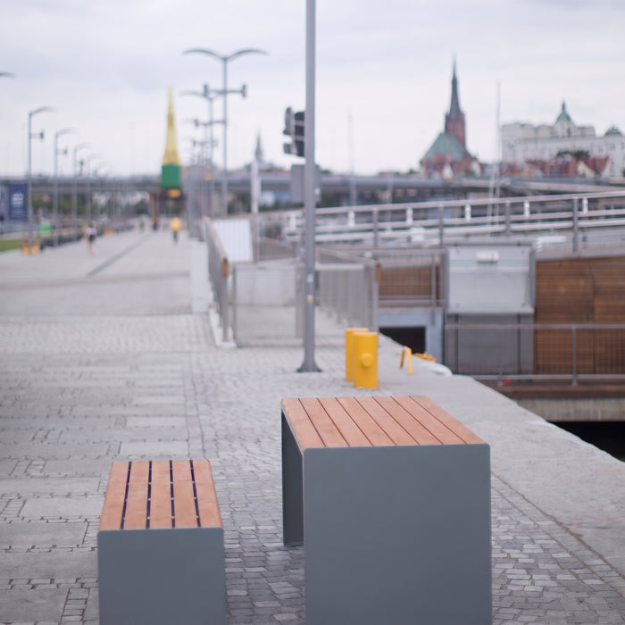 Gewerbefabrik Tisch Ottenhofen Holz Outdoor Stadtmobiliar Grau RAL 7011 Sitzgruppe