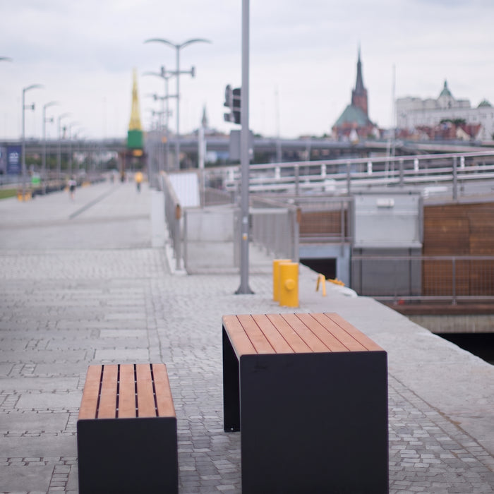 Gewerbefabrik Tisch Ottenhofen Holz Outdoor Stadtmobiliar Schwarz RAL 9017 Sitzgruppe